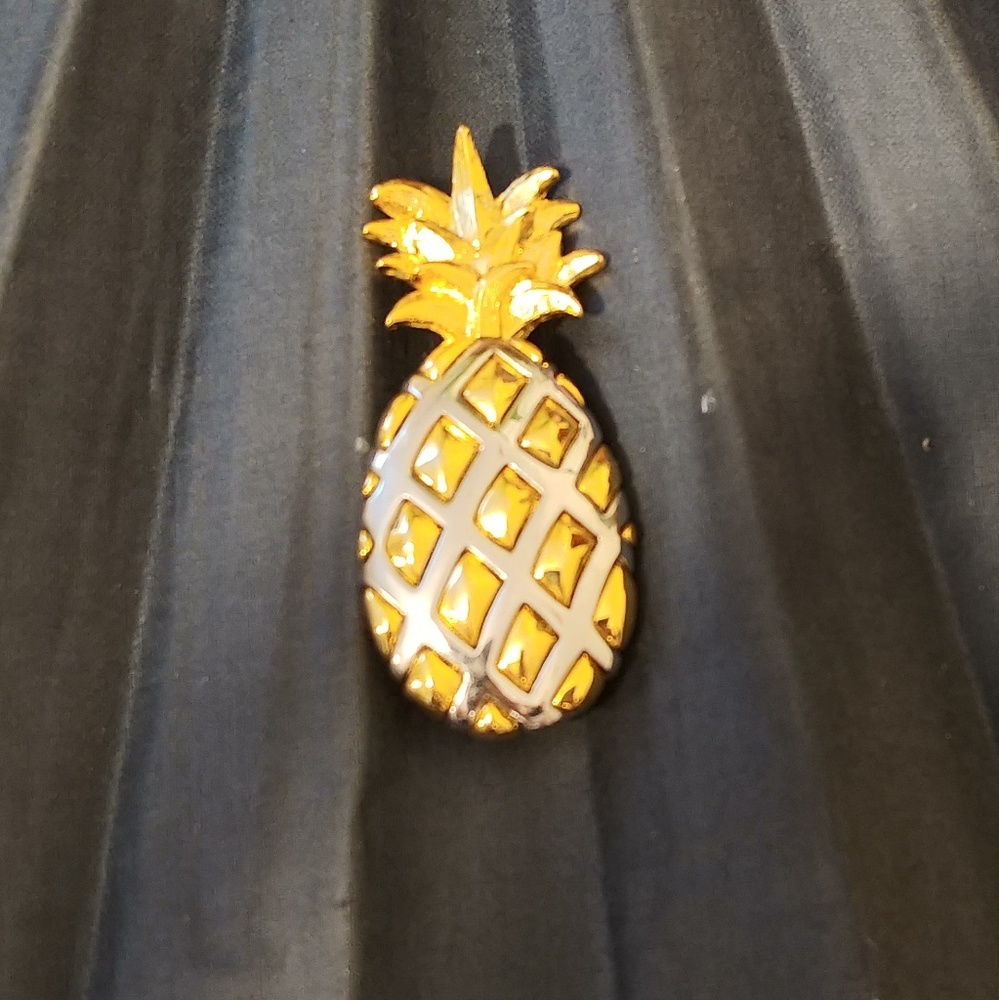 Silver/gold pineapple pin